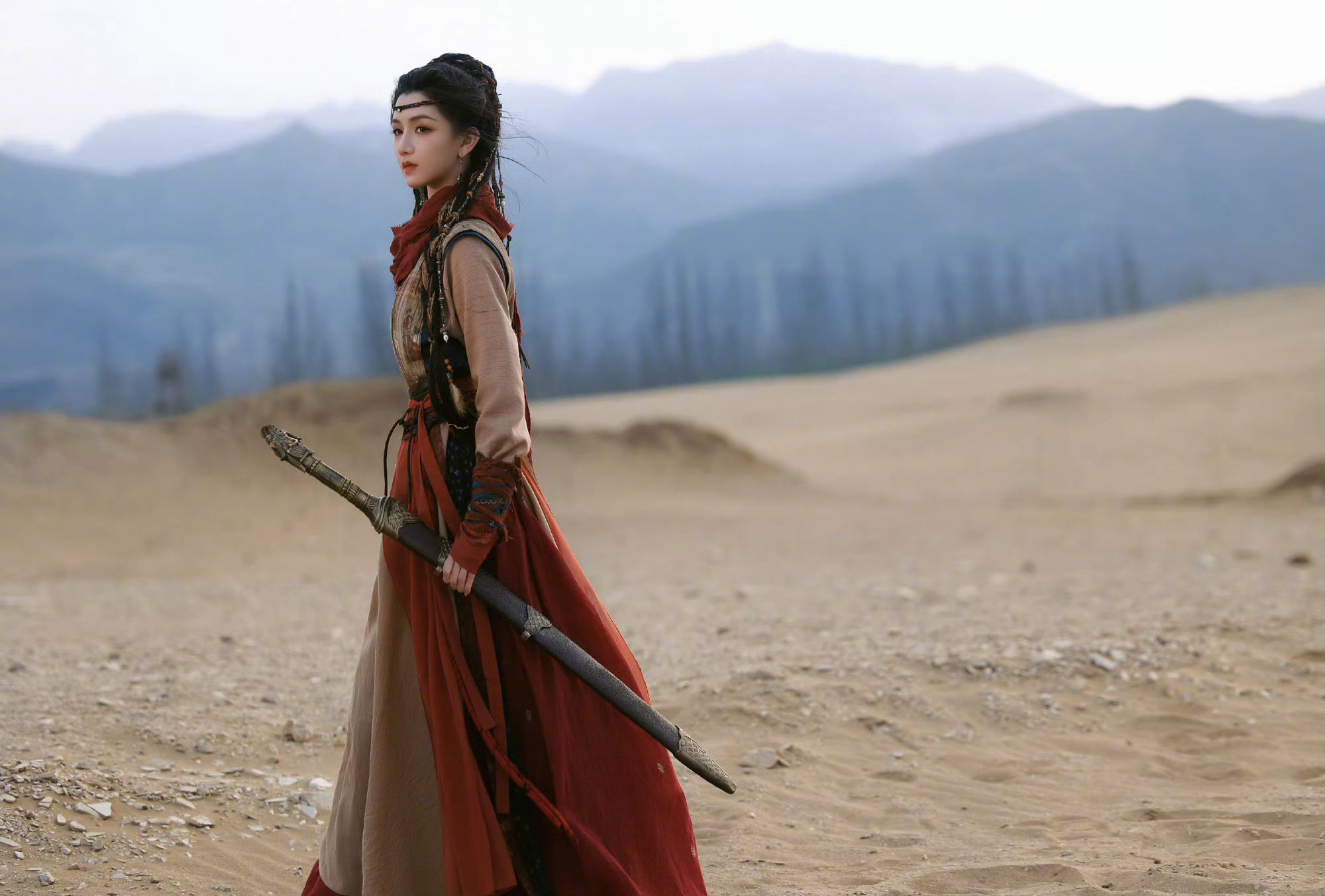 佩乌蜜儿1秒镜头封神 《镖人》最让我意外的是佩乌蜜儿！只有几个镜头，但策马回眸那