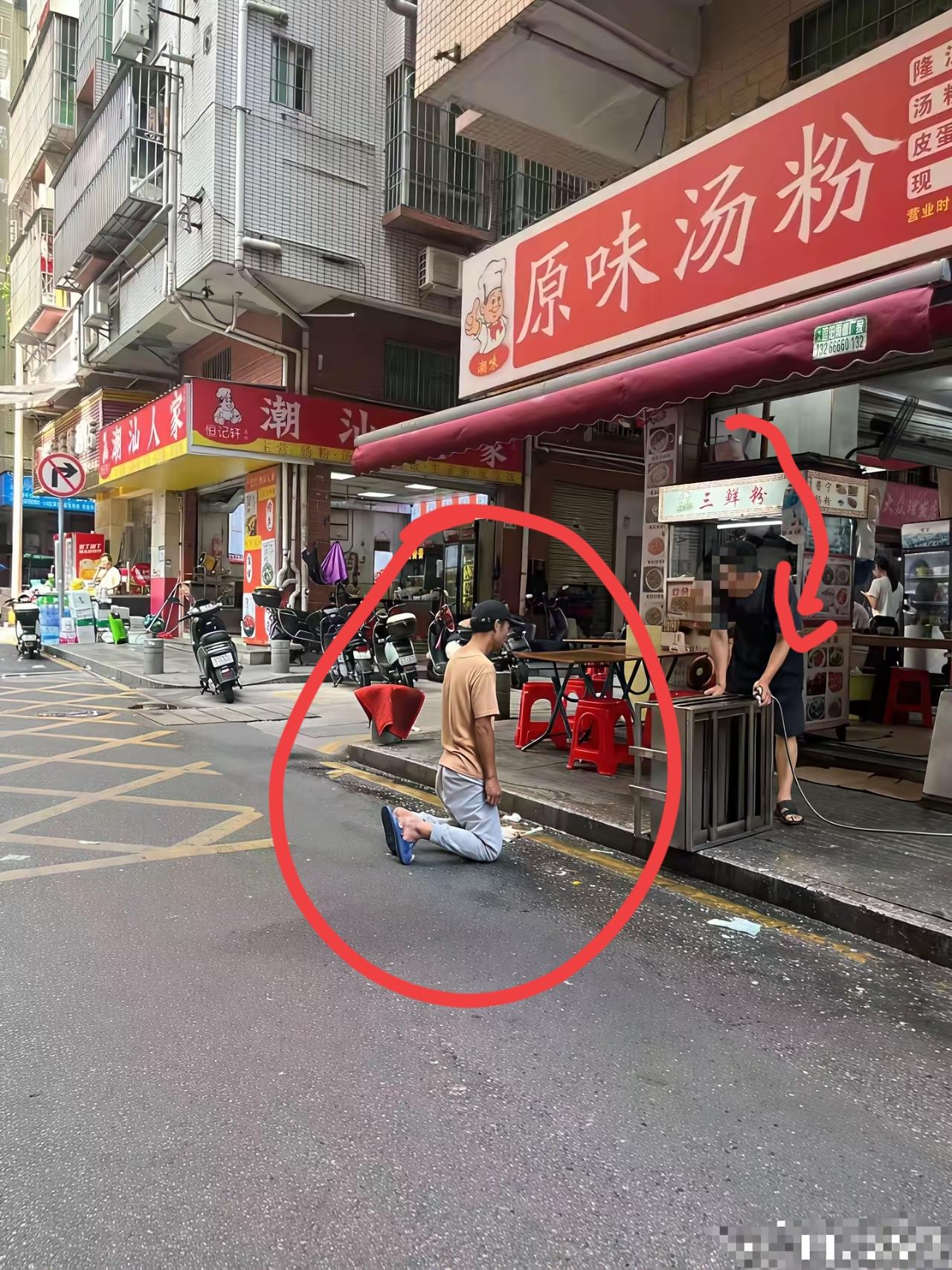 都说男儿膝下有黄金！他为什么要吃当众下跪啊？？
深圳玉翠新村那幕太戳人了：老哥为
