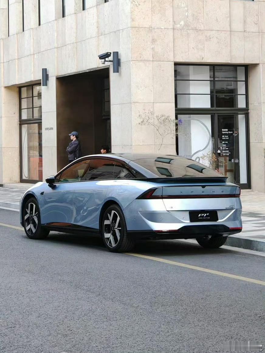 新P7+外观曝光前脸看着大灯貌似改为了一段式，进气格栅也改了，有点像老P7；尾部