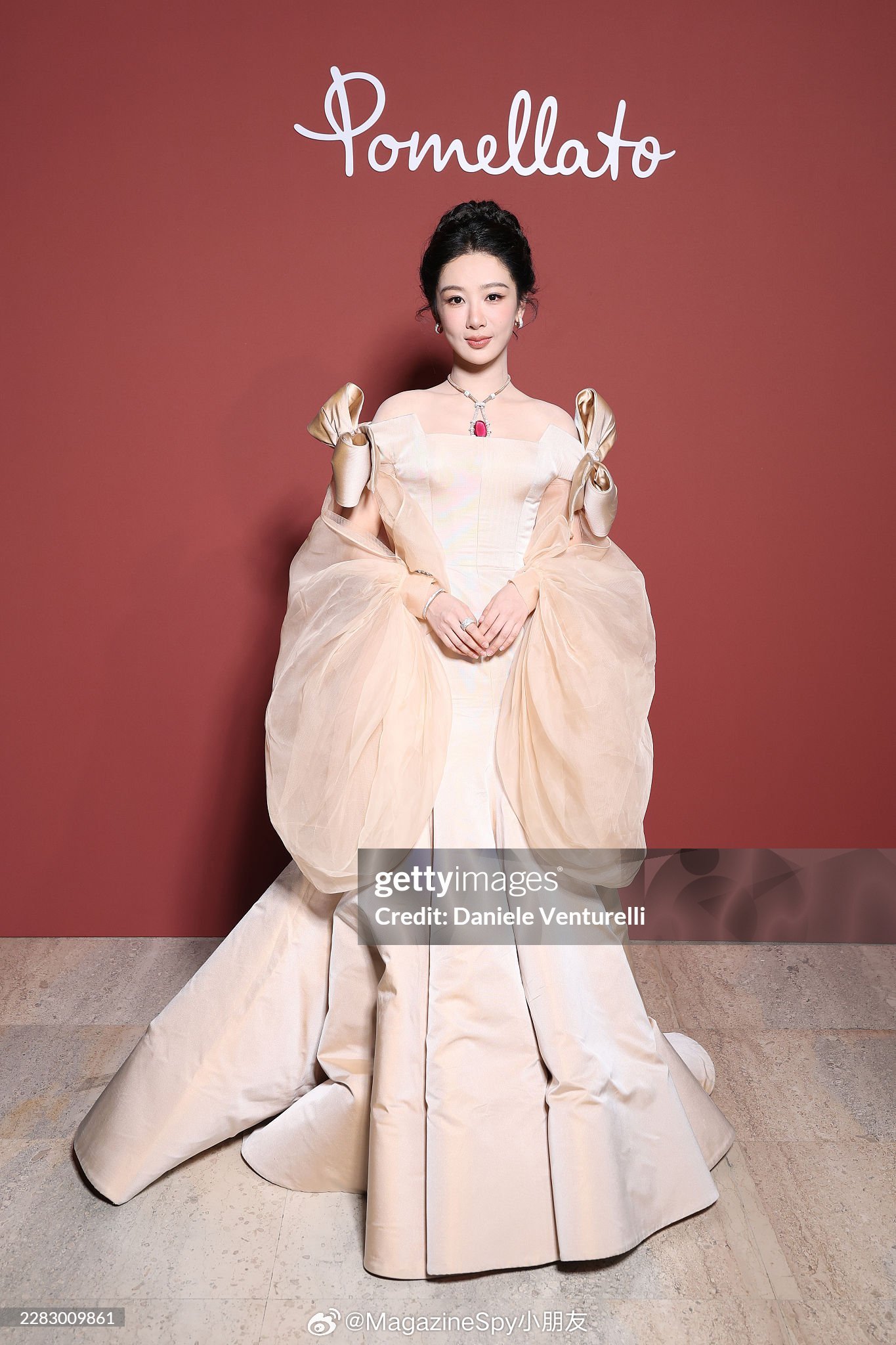 杨紫蝴蝶结泡泡袖高定 G社生图来袭💥！杨紫亮相宝曼兰朵巴黎珠宝展，身穿Alex