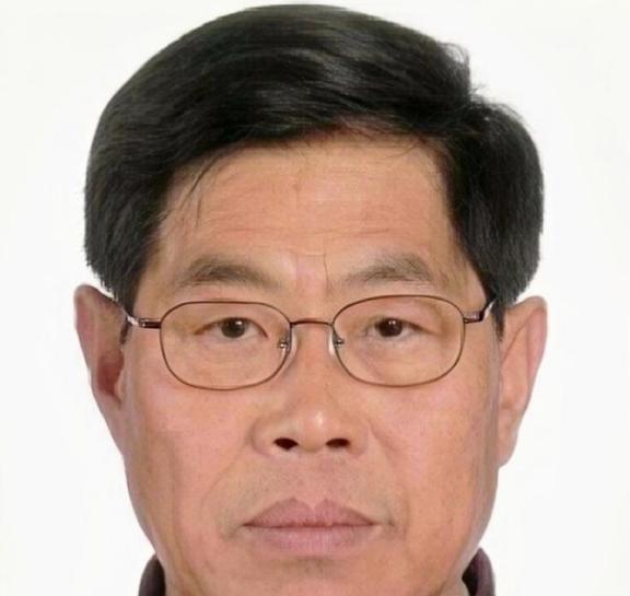 2005年春天，北京东直门菜市场，一个中年女人挑了几样菜，结账时从包里掏出一张1