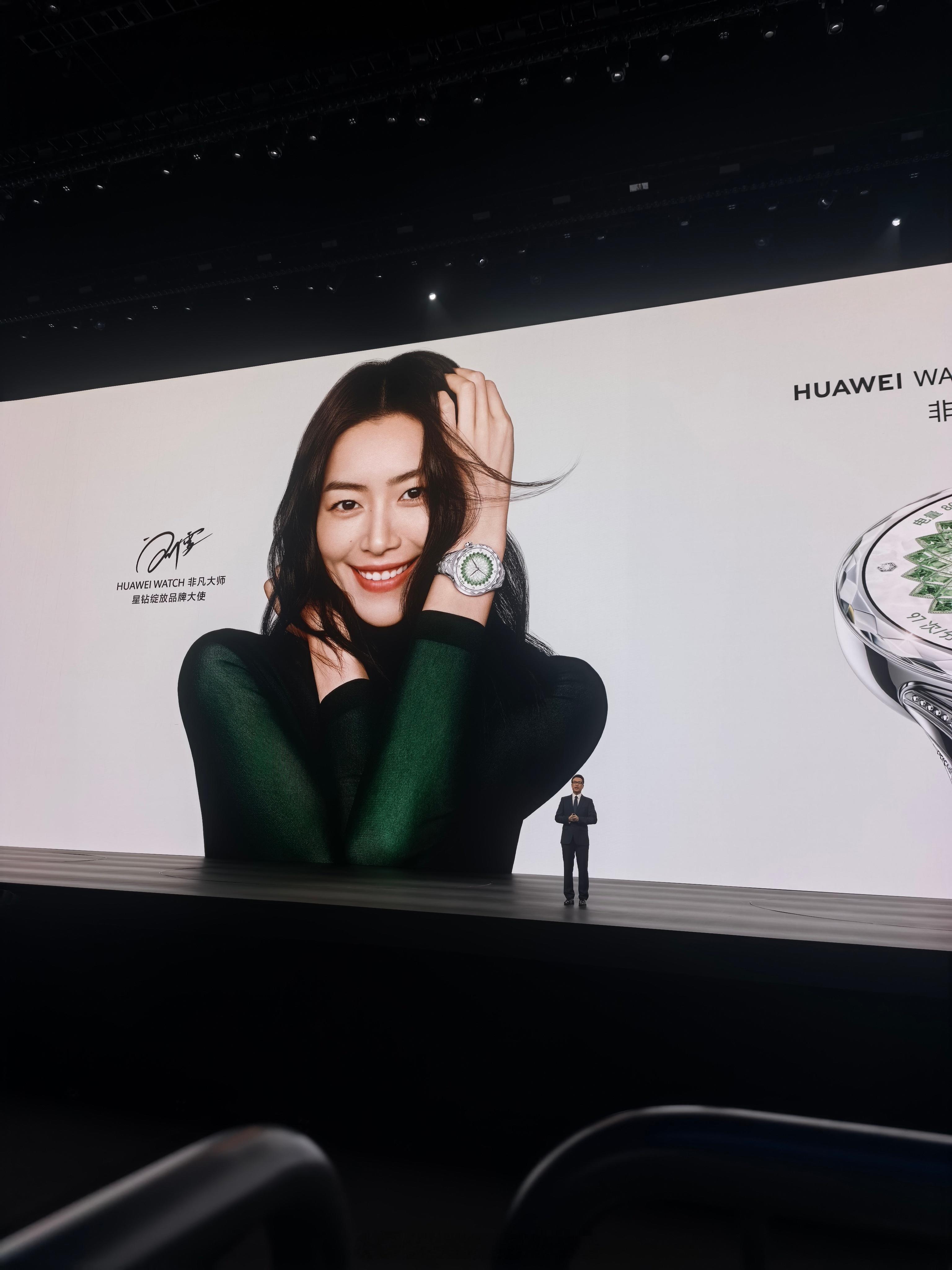 非凡大师星钻绽放29999元，还好吧，这外观我还以为要5万呢。华为发布会华为pu