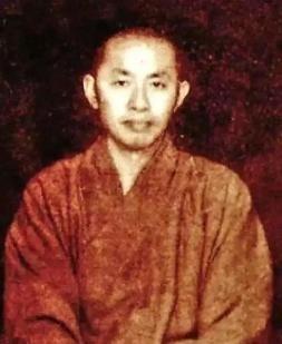 1978年，特赦后的前国民党特务沈醉受邀入职北京政协，迎面走来一僧人笑道：“多亏