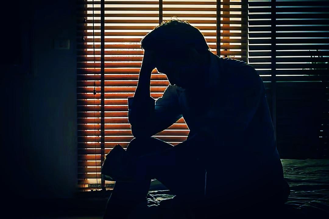 微文：半夜扰民
六楼这户人家，真的讨人嫌。三更半夜的，唱完卡拉OK又弹吉他。偶尔