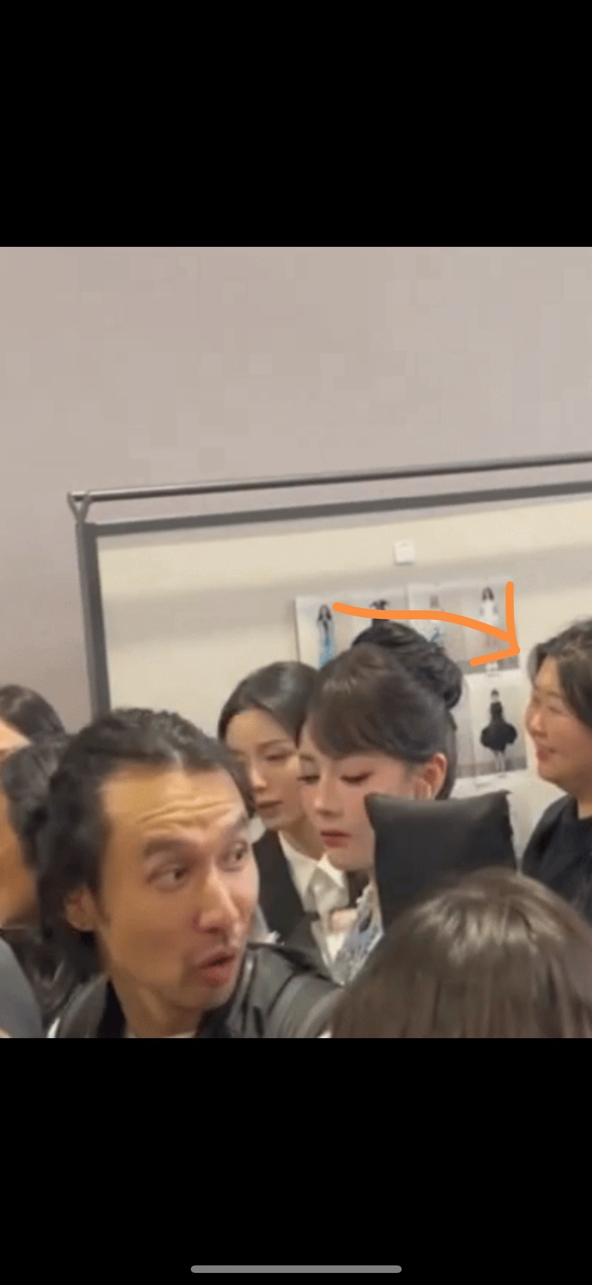 好神金啊[允悲]拿着一个慢放的动图又开始审判了，明显后面有个工作人员一直在笑着跟