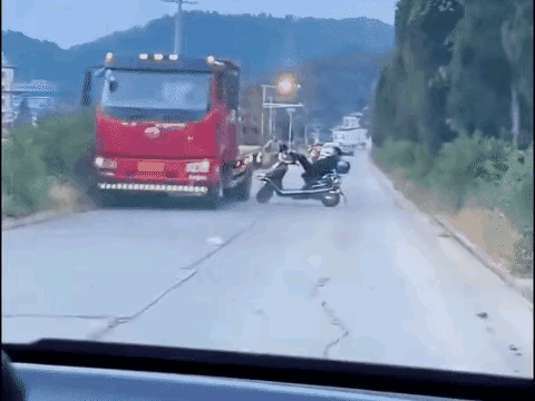 是位爷！
这家伙是何方神圣，也太自命不凡，当今社会的山大王，纯路霸啊？摩托车路中