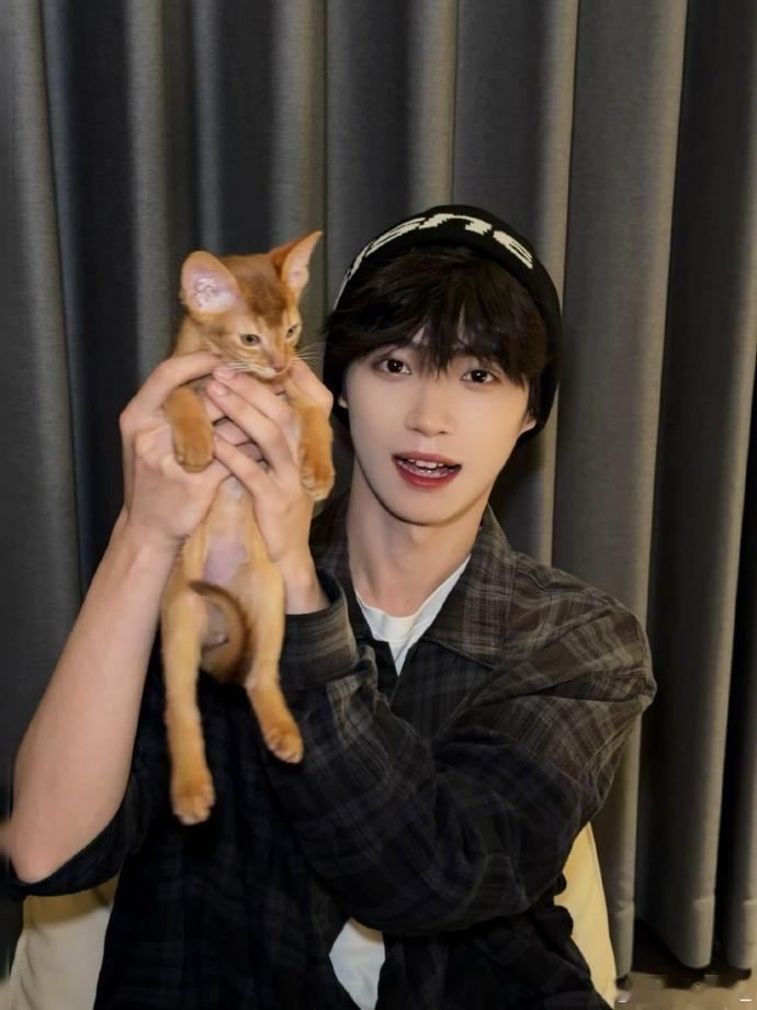 梓渝和小猫合照梓渝掉落的生活碎片梓渝抱猫随拍梓渝晒猫了 梓渝和小猫合照，梓渝分享