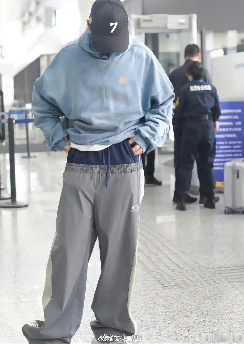 #黄晓明迟到的叛逆期#哈哈哈哈哈谁懂啊家人们，看到黄晓明的新物料，一整个喜感拉满