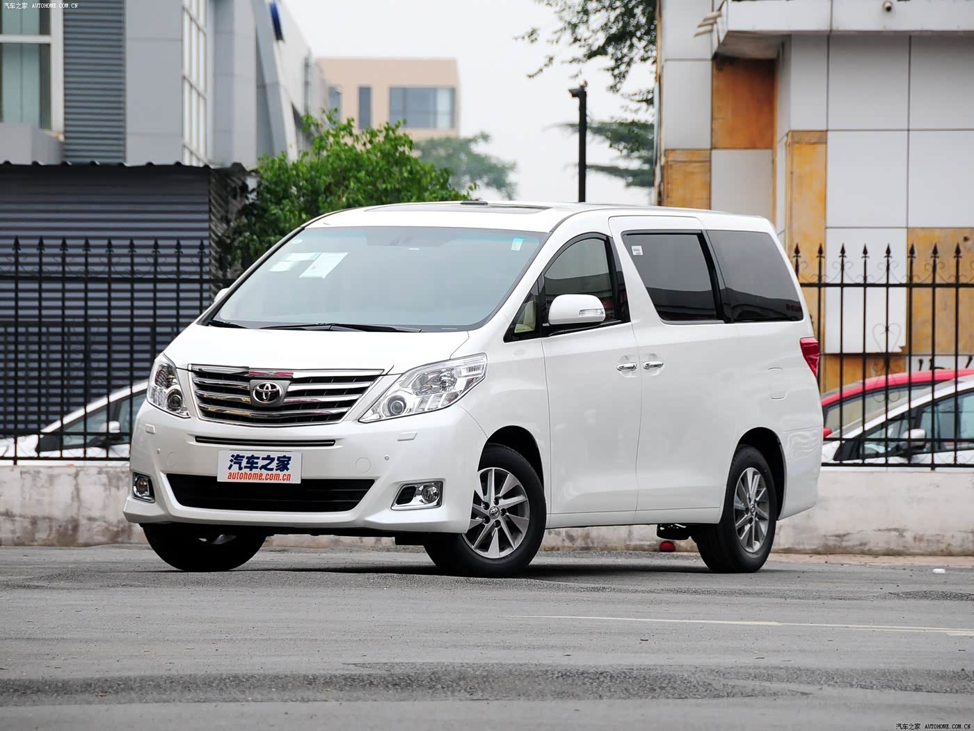 车市观察 20系的丰田埃尔法3.5现在进入1开头的价格了，当然也得小20万，埃尔