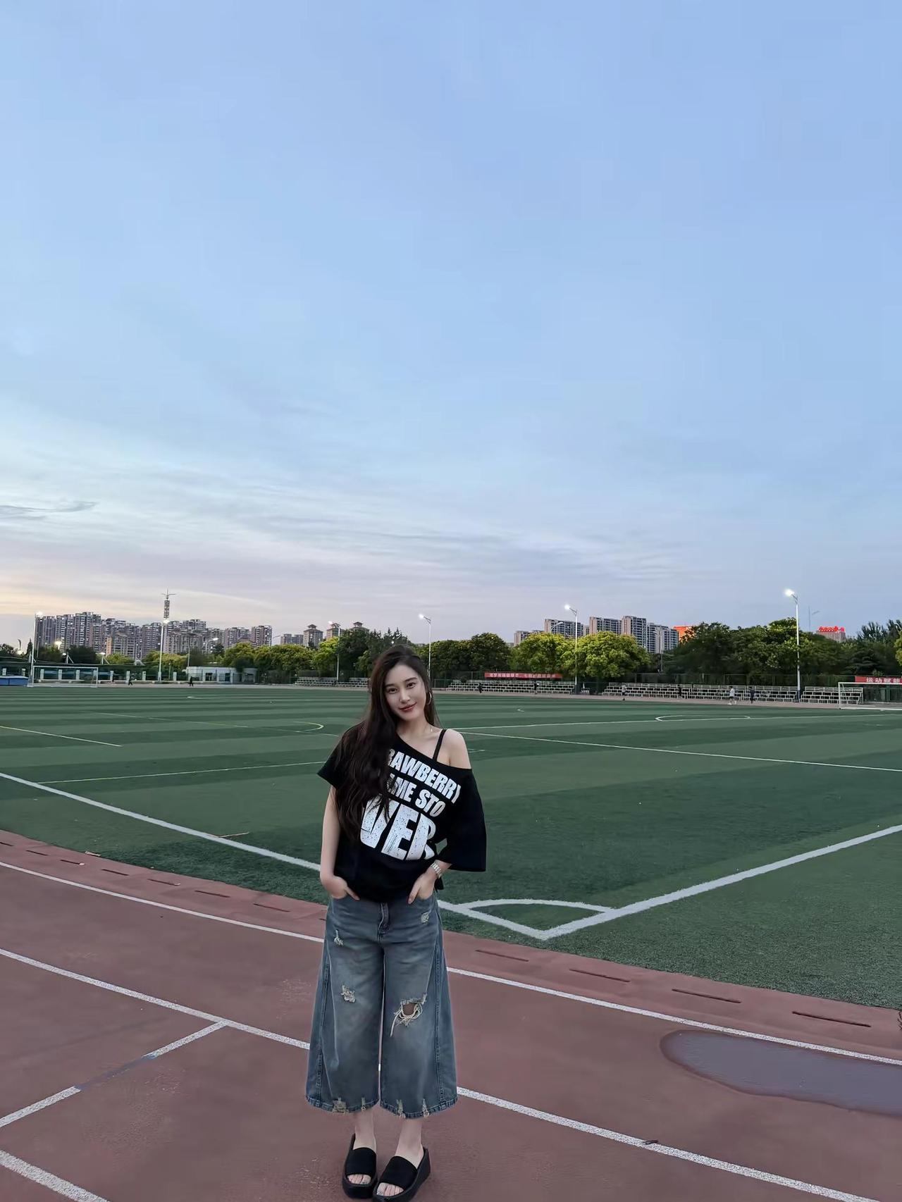 18岁 年轻 漂亮 何错之有？装大学生毕业季 夏日球场ootd