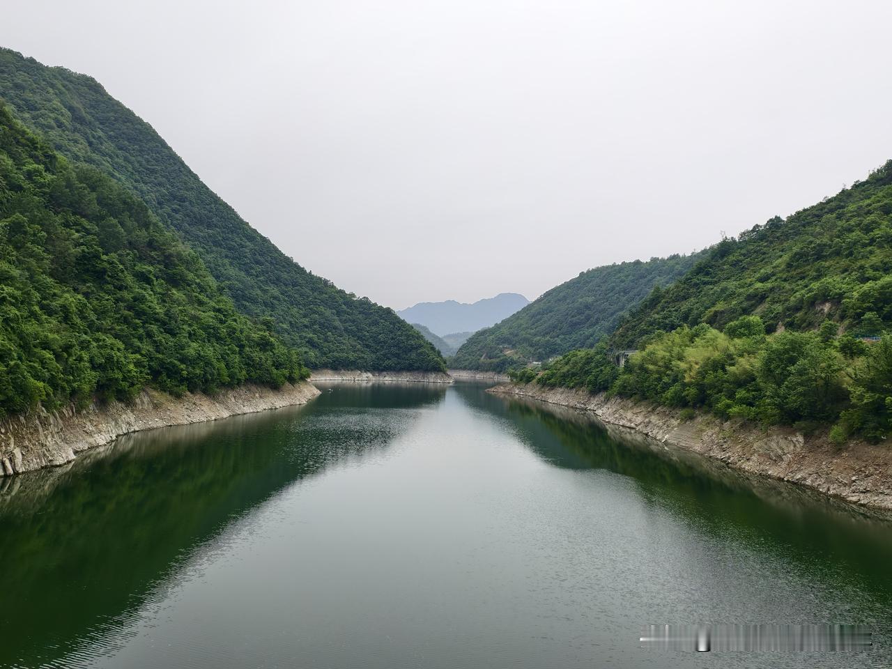 你会被一片美景勾起回忆吗总是惊艳于岚河的美景，蓝天白云绿水青山，仿佛世外桃源。这