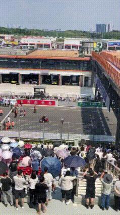 德比斯太威风了。8月15日，德比斯来到了成都天府国际赛道。

德比斯驾驶张雪机车
