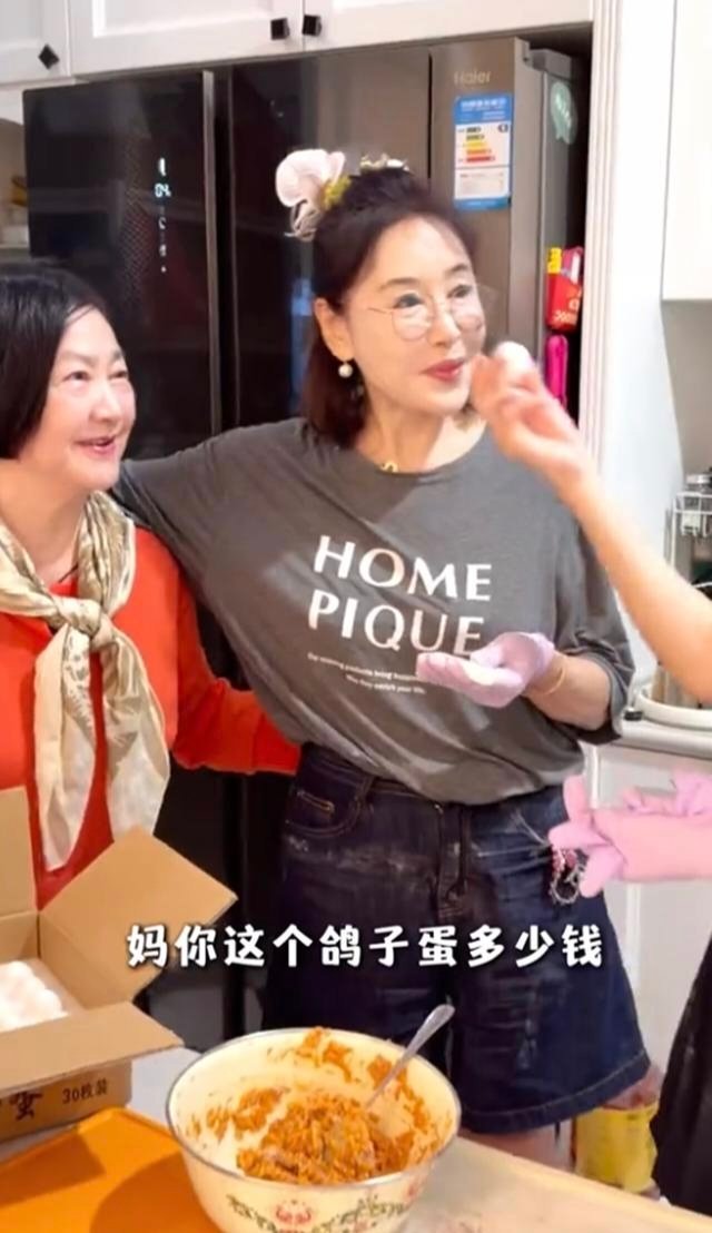 严屹宽拍戏，杜若溪和公婆过中秋，杜若溪提前张罗一家人吃个团圆饭，婆婆不给带娃但金