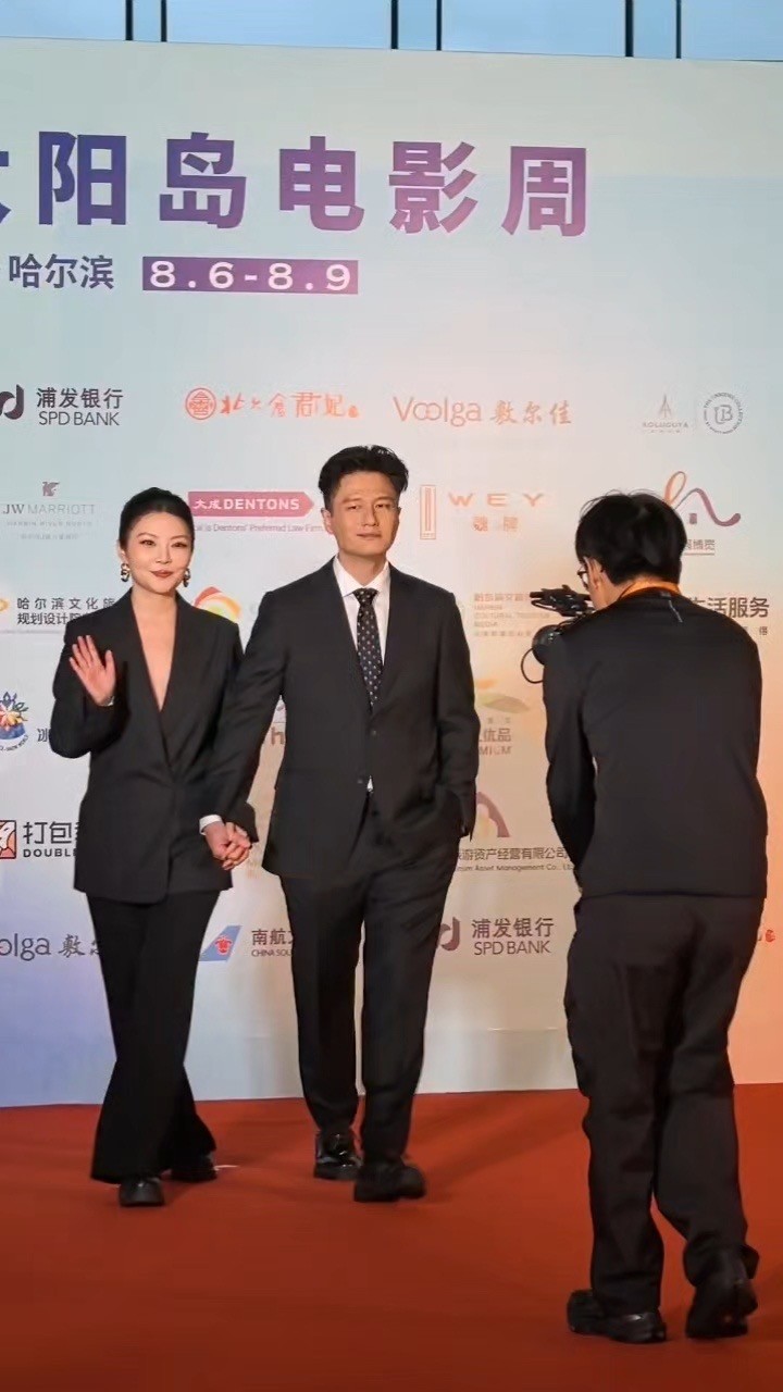 徐冬冬晒AI一家四口合照看到徐冬冬发的和尹子维的AI全家福，姐真的太有创意了啊啊