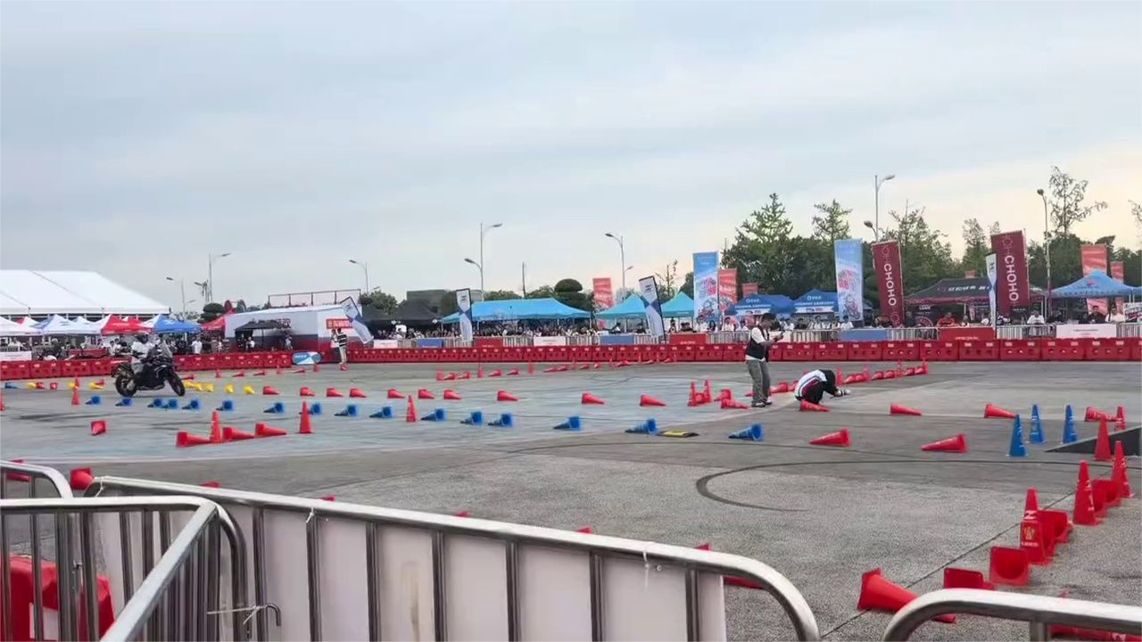 张雪820x摩博会掉链子？看看怎么回事……