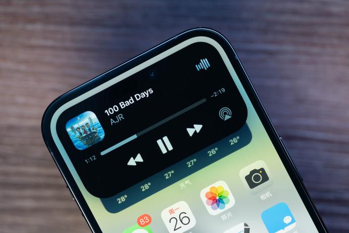 苹果摆烂，小米找补？“妙享背屏”能成为下一个灵动岛吗？