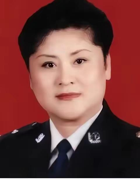 1988年，女警王玉荣结束卧底任务未换警服，遭两名壮汉强行塞进出租车，脖子被歹徒