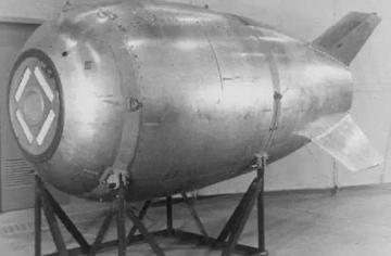 掏空近两成年度财政顶着多重危机造核弹，冷战法国的真实布局远超想象。

冷战时期的