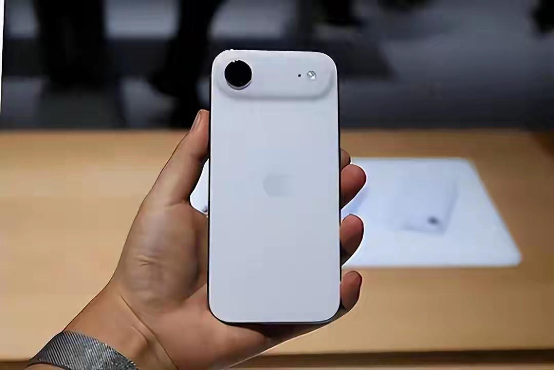 有个问题，有多少人，是因为降价2000才买了iPhoneAir？有后悔的不，有很