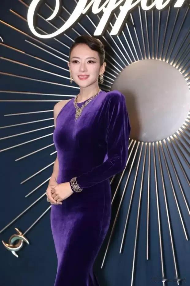 紫衣华裳，独坐晚宴。

 

10月20日，星光熠熠！章子怡与钟楚曦共赴品牌盛会
