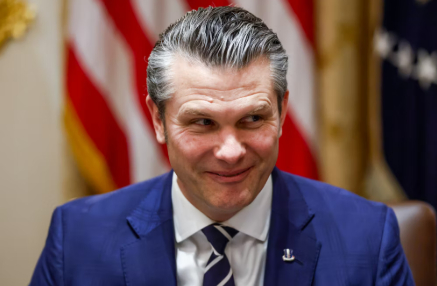 《金融时报》周一援引三名知情人士消息报道，美国国防部长赫格塞斯的一名经纪人，在美