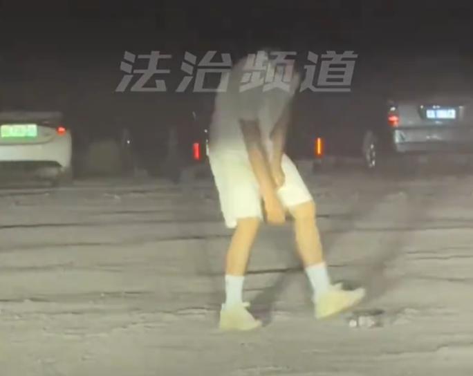 有一对情侣，本来关系还不错，但也经常吵架，这一次吵架之后，男生闹情绪，随地摔东西
