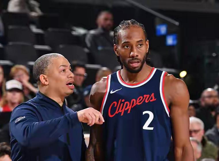 机器人都发恕了！快船19分惨败马刺，为了发泄对队友近期表现的极度不满，一向不喜言