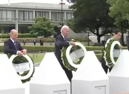 拜登参加G7峰会，亲自向广岛核爆受害者纪念碑献花，不知道当时拜登内心里怎么想？有