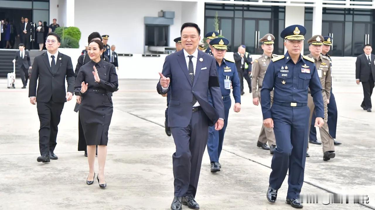 泰国阿努廷率团赴韩国出席APEC领导人会议。

飞行途中，阿努廷在6小时的航程中