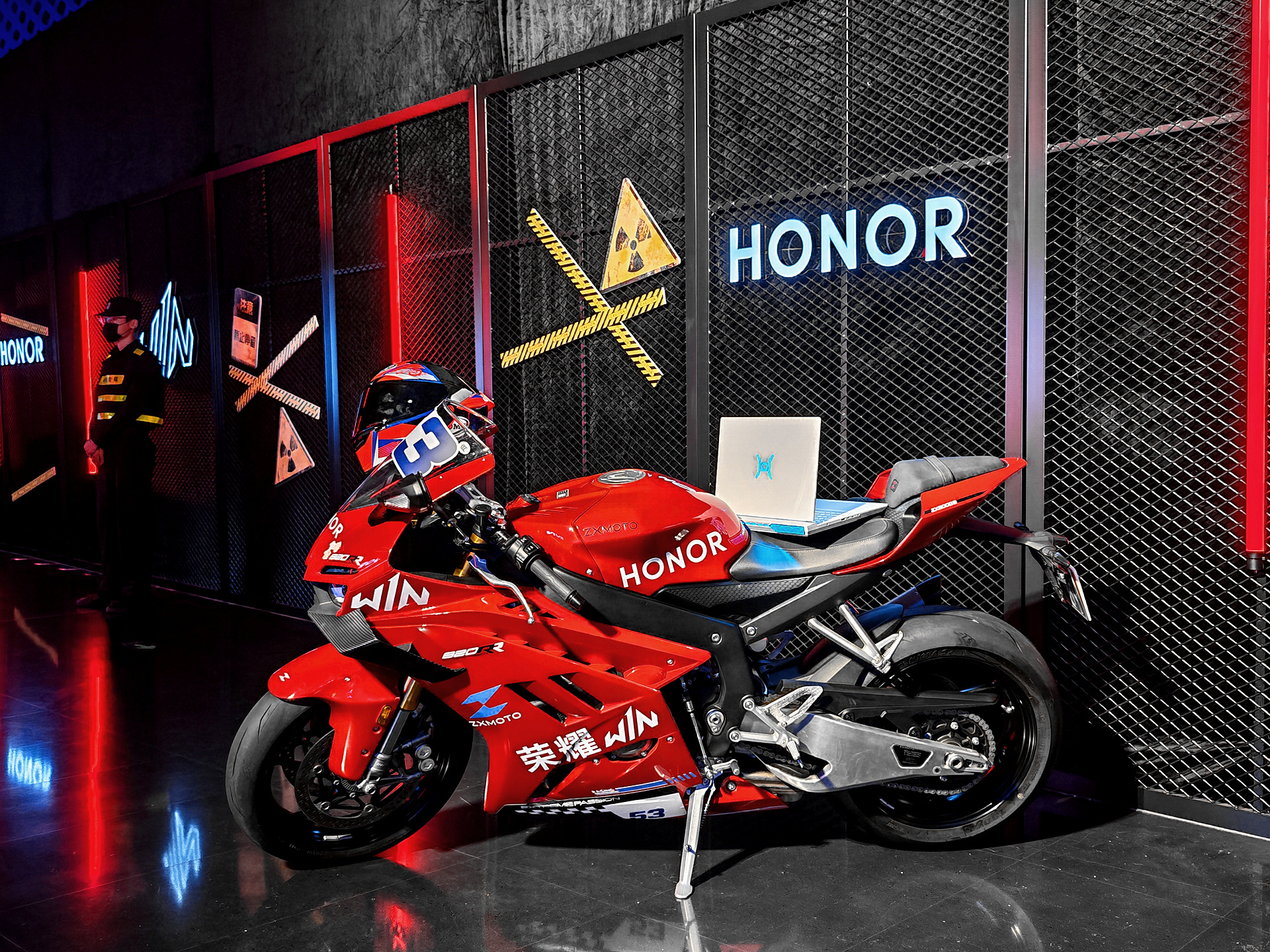 张雪曾拒绝跟华为合作 首先大家需要知道一件事，那就是张雪机车目前所处赛事的性质，