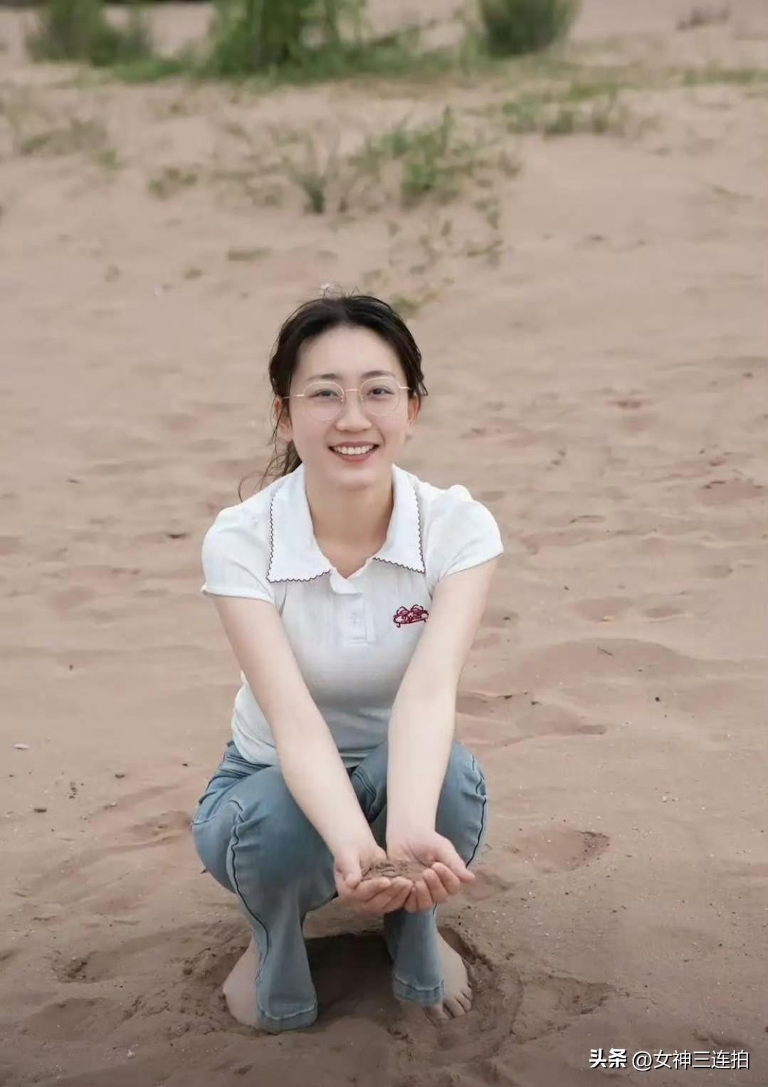 沙滩上的快乐时光，微笑着享受每一刻！🌊😊