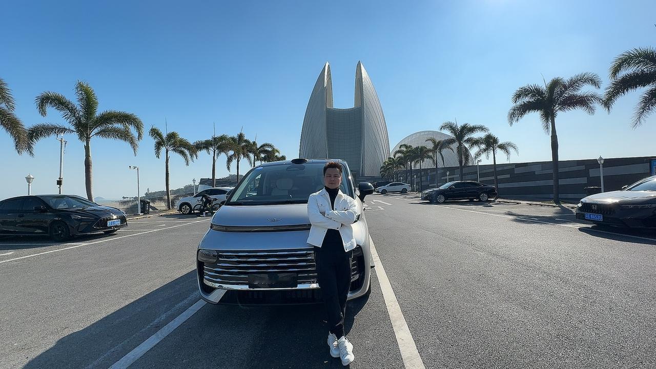 银河V900，颜值高，空间大，动力强，特别是后排空间超级大，冰箱、彩电、大沙发都