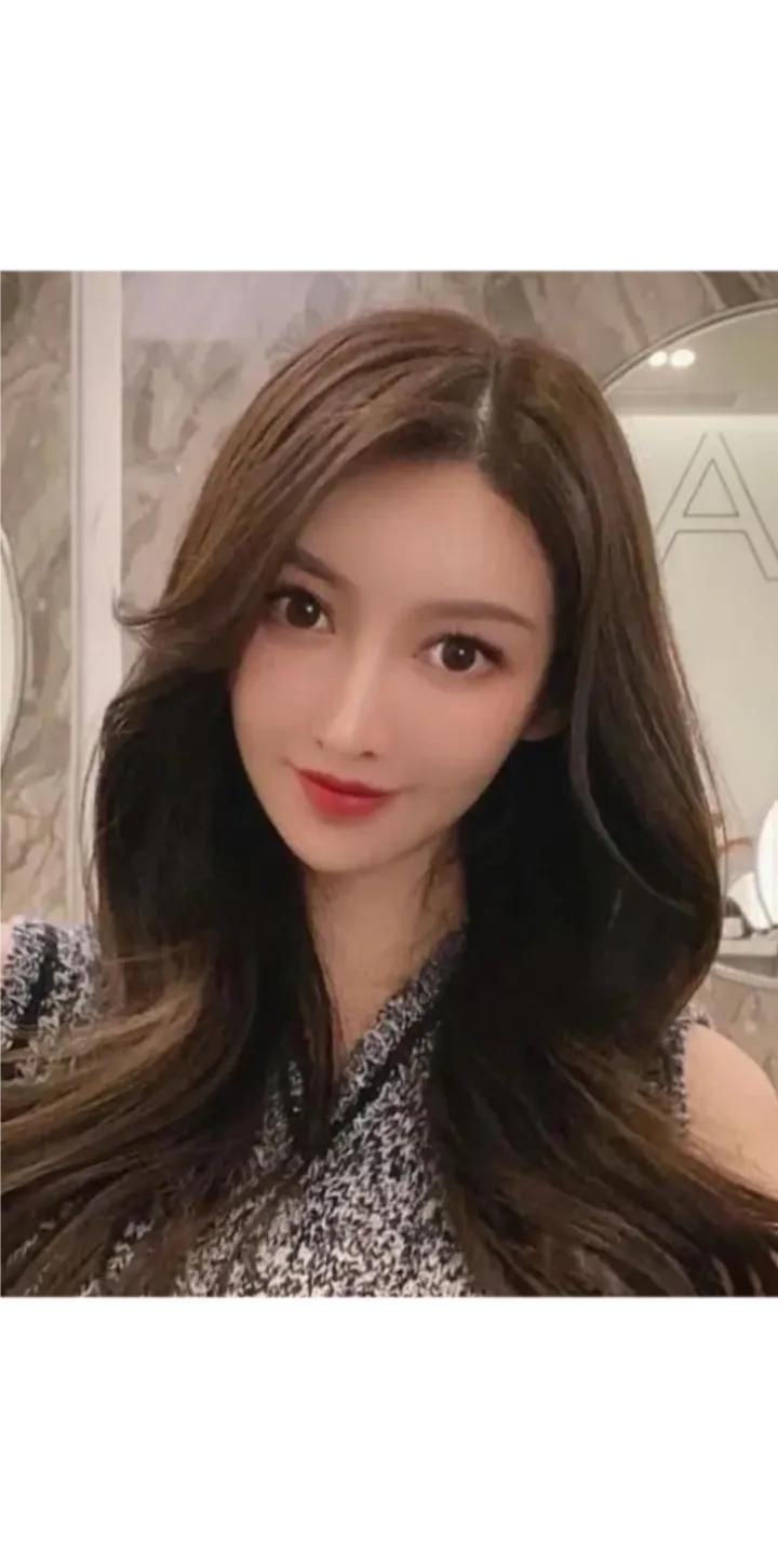 叶珂的时尚心意：品味差异下的情感波折

叶珂总是满怀热情地为现任挑选潮牌衣物，她