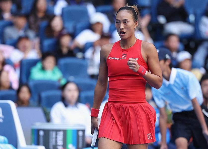 秋日生活打卡季2026中网女单第三轮比赛继续进行，中国选手郑钦文以2比1击败18