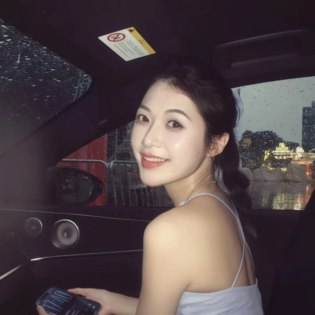 雨夜车内随拍｜城市霓虹与车窗水珠