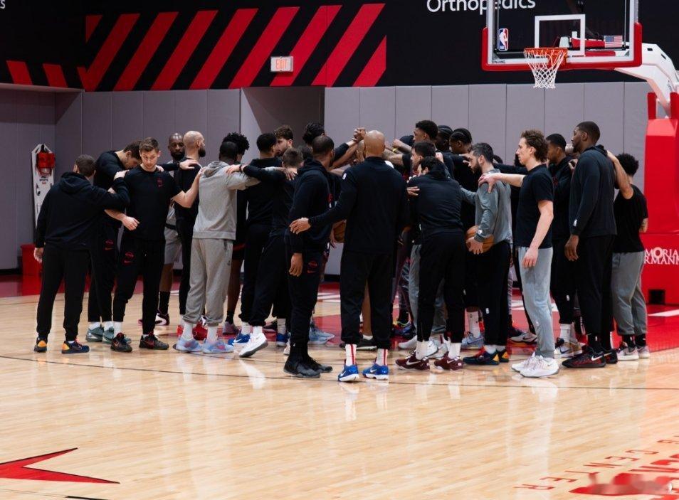 申京将缺席对独行侠的比赛。史蒂文·亚当斯同样缺阵。首发如下：阿门·汤普森贾巴里·