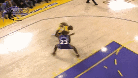 科比的背身单打，顶开防守人后，后仰跳投命中！