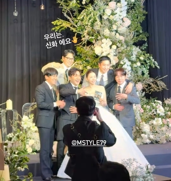 神话在李玟雨婚礼上合体 神话组合成员李玟雨今日举办婚礼，成员们在婚礼上合照，还摆