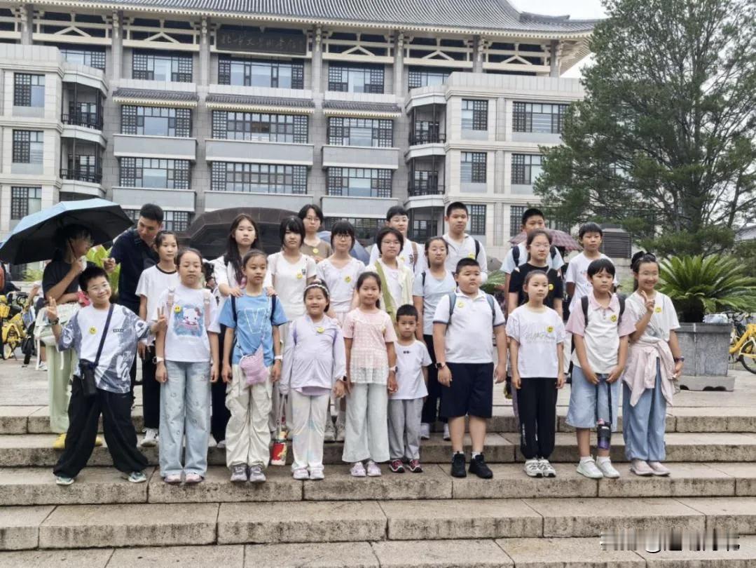 研学期间，学子们实地探访未名湖、博雅塔等标志性景观，沉浸式感受百年名校深厚文脉与