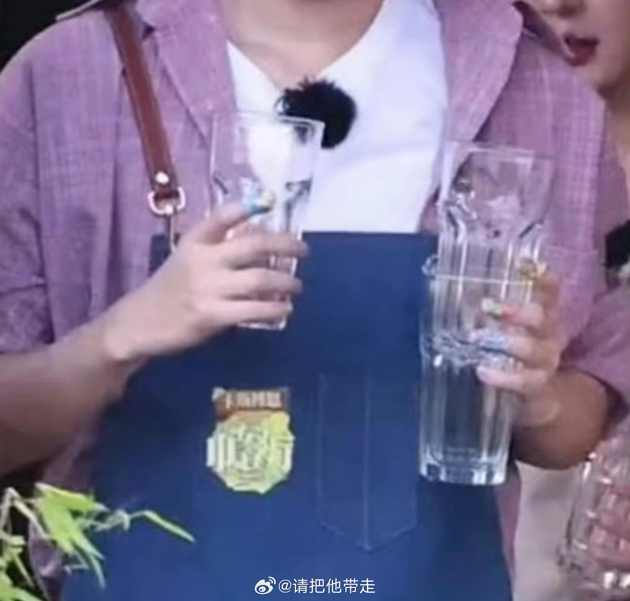 王俊凯像在告诉大家他的手没事王俊凯演唱会前晒手部细节 对比以往演唱会的物料，这次