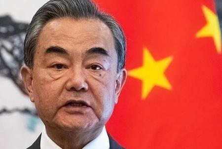 中方已做好准备应战，美国硬逼中国交1750亿罚款，王毅强势还击！这次美国彻底不藏