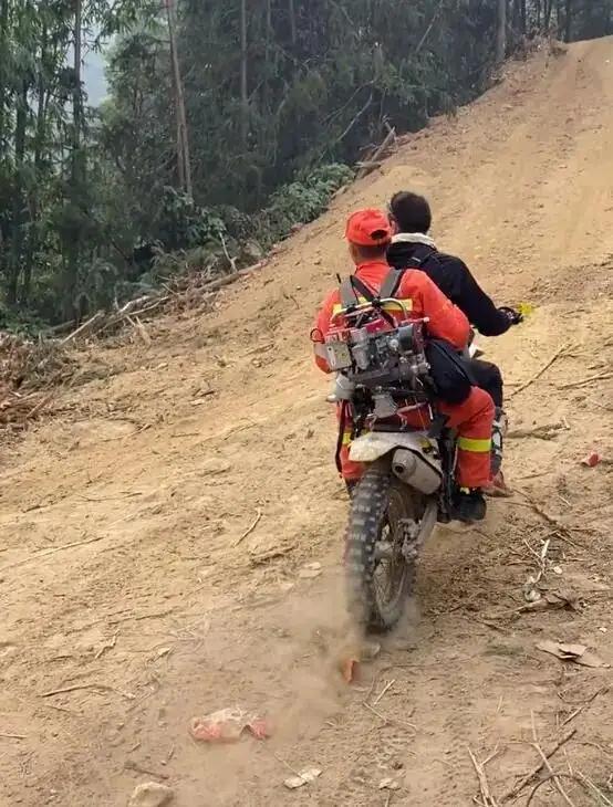 摩托车新规下能不能带人！！

轻便摩托车（36-49cc蓝牌）：严禁载人。动力和