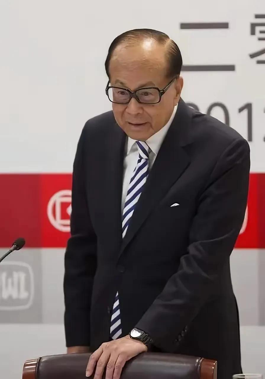 李嘉诚面临过多少大风大浪，他的渠道那么多，但从没因为一件商业上的事特意去找大领导