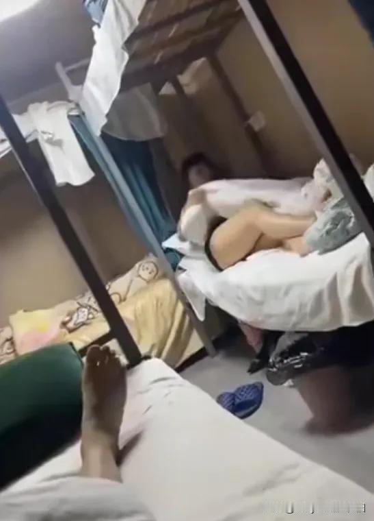 哎，打工人的心酸谁懂啊，加班加点拼命干活不说，回到宿舍还没法对人诉说！
混住的酸