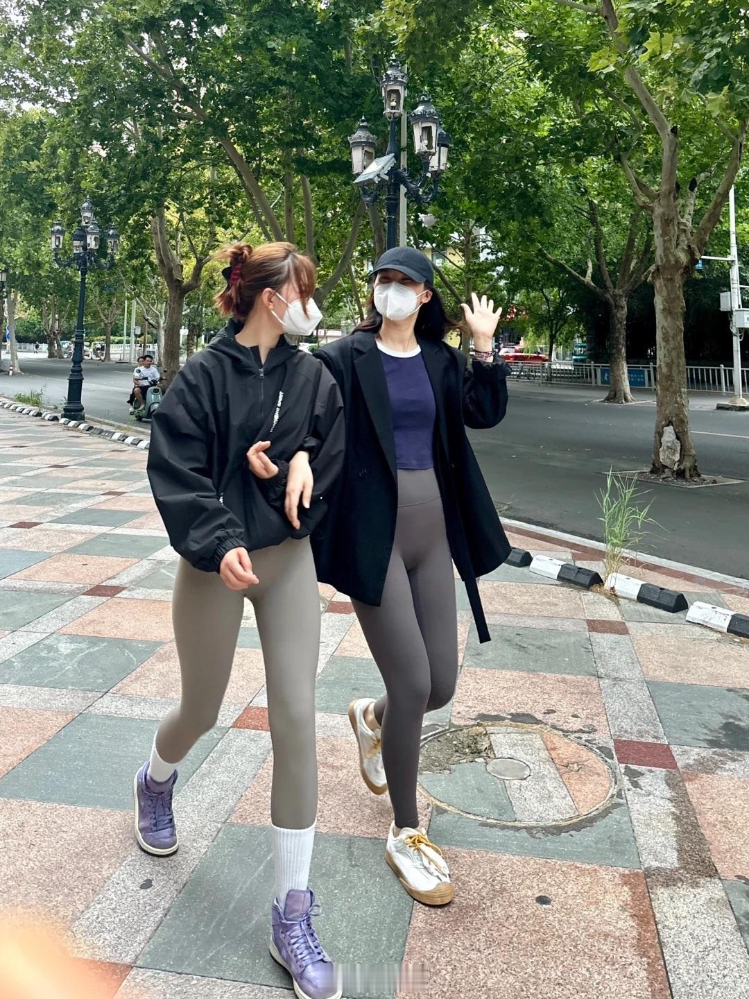 笑死了，今天和姐妹穿鲨鱼裤被人看了一路😂  ​​​