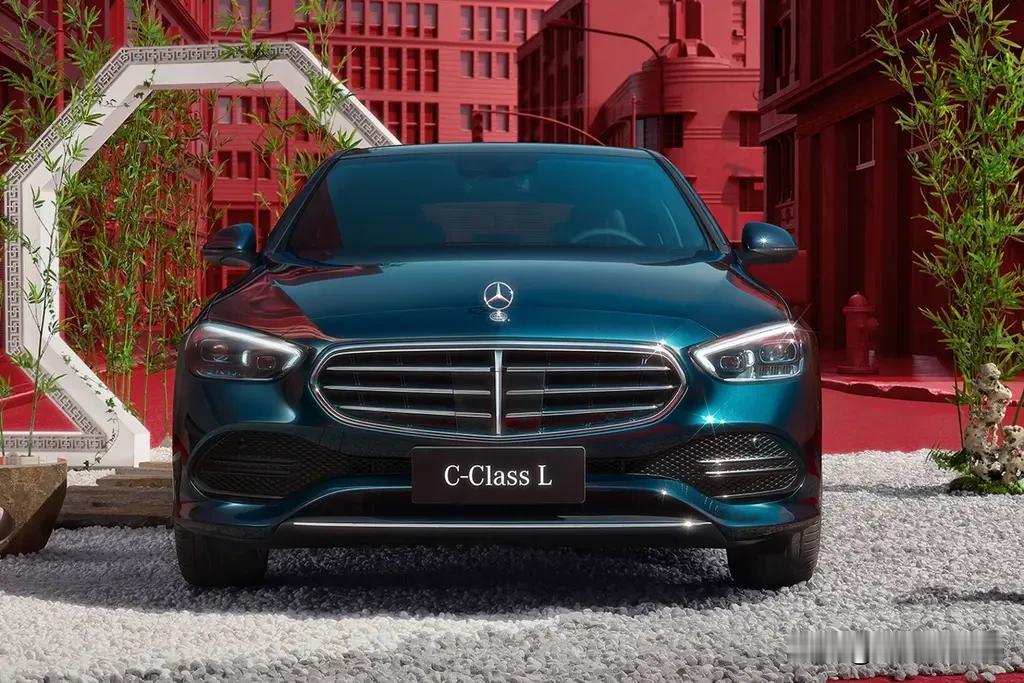 20万出头的二手奔驰C值得买吗从当下情况看，并不值得。如今20万出头能买到的，皆