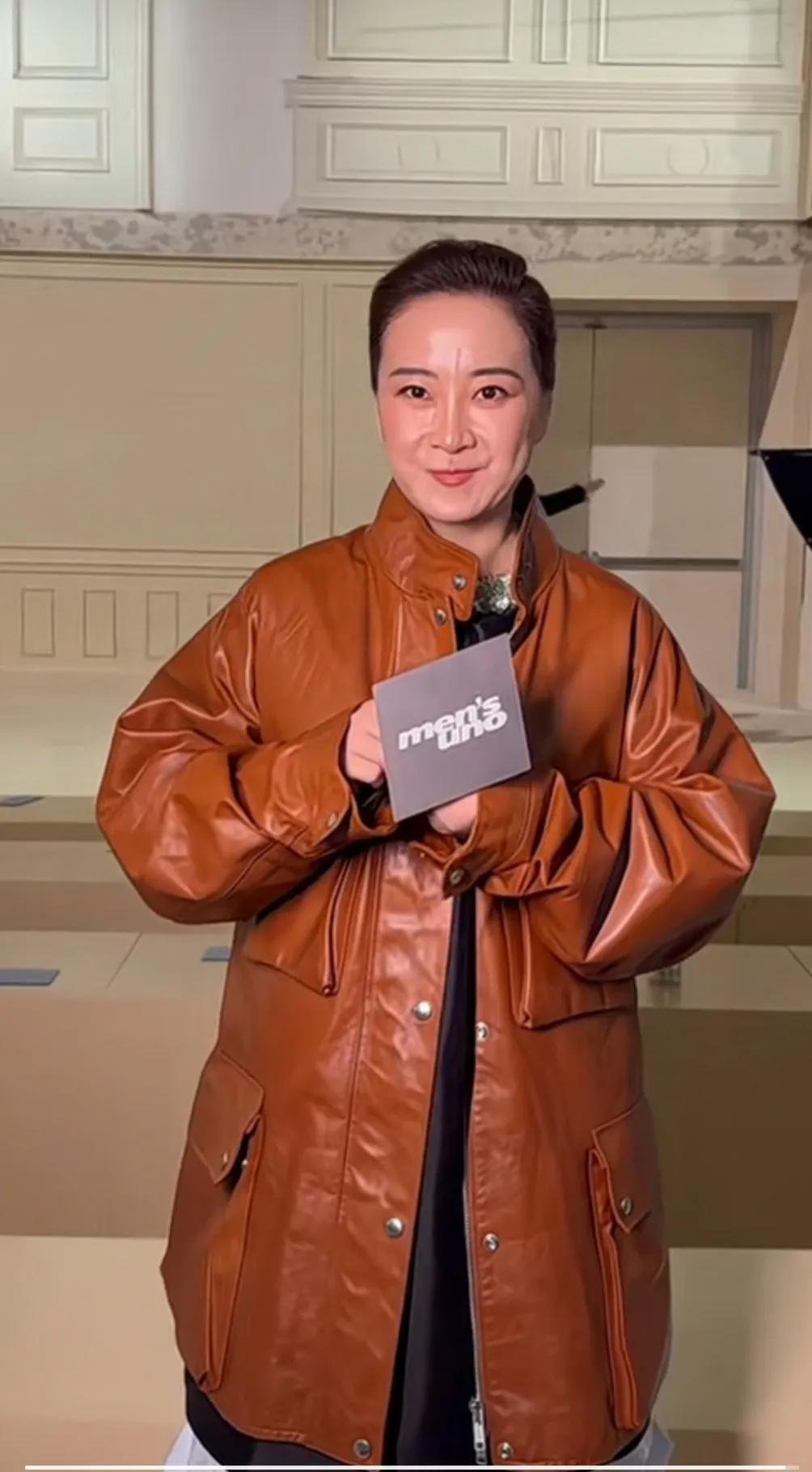 贾玲自从减肥暴瘦以后，整个人都不怎么像了，脸上那对标志性的酒窝都没有了。
她年轻