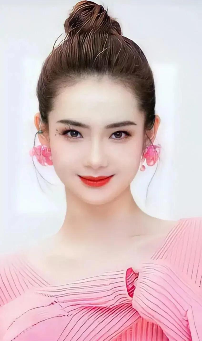 你敢信吗？那个在舞台上气场全开的电影明星——戚薇，此刻可能正和你在同一个瑞幸门店