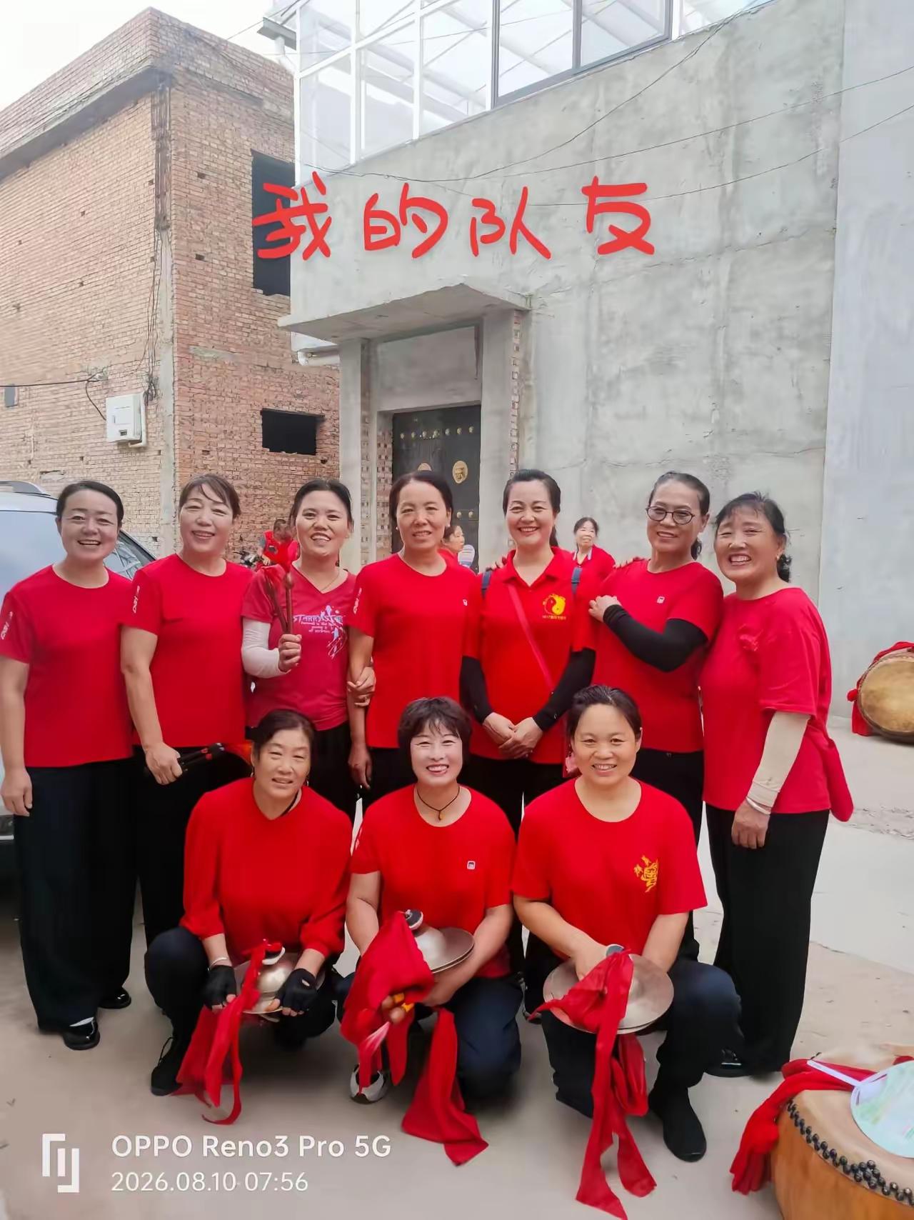 曾经多甜蜜，
同台搞文艺。
情如亲姐妹，
拍照留记忆。
