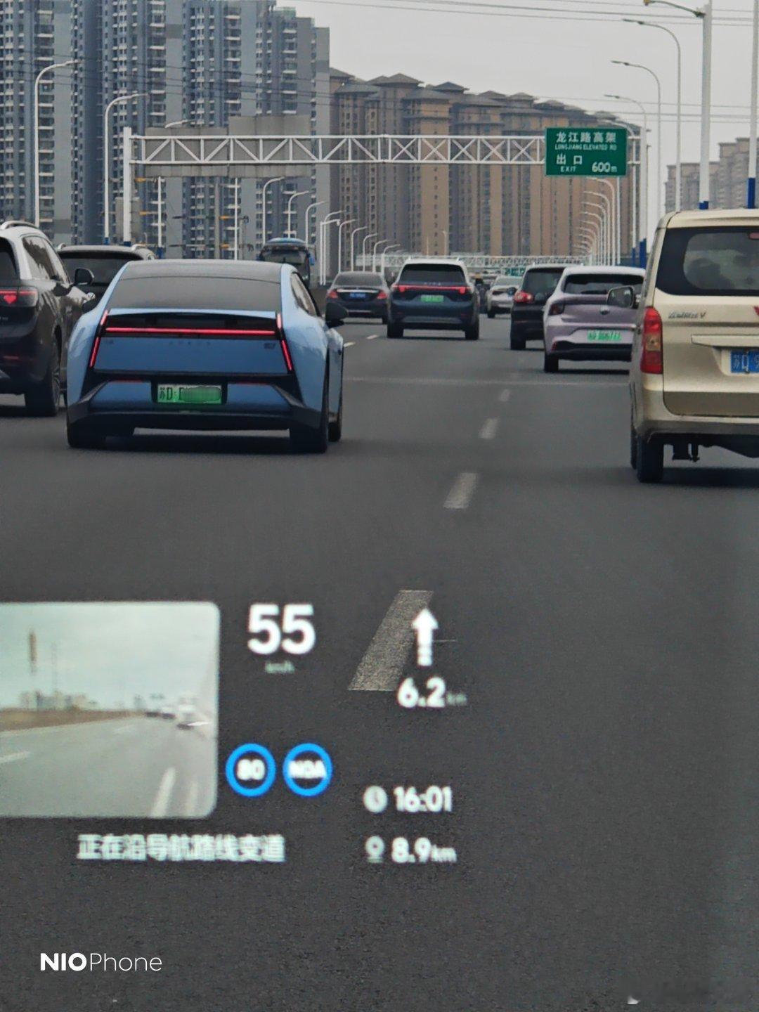 车群中一眼可见小鹏P7，极具辨识度的设计语言，不像四门车，更像跑车的犀利设计。其